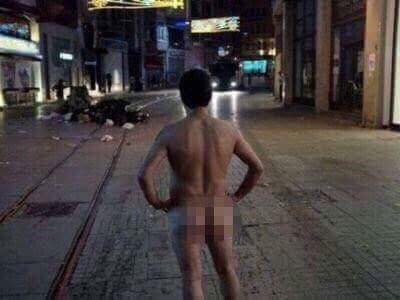 * ilk bakışta TOMA’yı görüyorsanız solcusun!
.
.
.
.
.
.
.
.
.
.
* adamı görüyorsanız sağcısın!
.
.
.
.
.
.
.
* soldaki yığını görüyorsanız ulusalcı!
.
.
.
.
.
.
.
* buzlanmış g*t görüyorsanız
Ekmeğinin peşinde ak çomarsınız!
.
.
.
*
*
*
😂
Şaka be!
Valla şaka!
Gülün diye şey