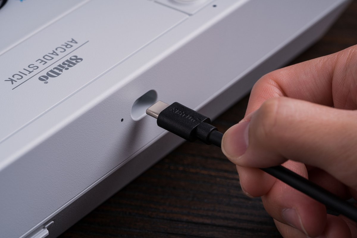 8BitDo's tweet image. The results of our recent poll are in—and once again, the community’s choice for fighting games is the 8BitDo Arcade Stick.

As 8BitDo’s first Xbox-licensed wireless arcade stick, it’s built to deliver smooth command input in any setup. Play on a desk or on your lap with 2.4G…