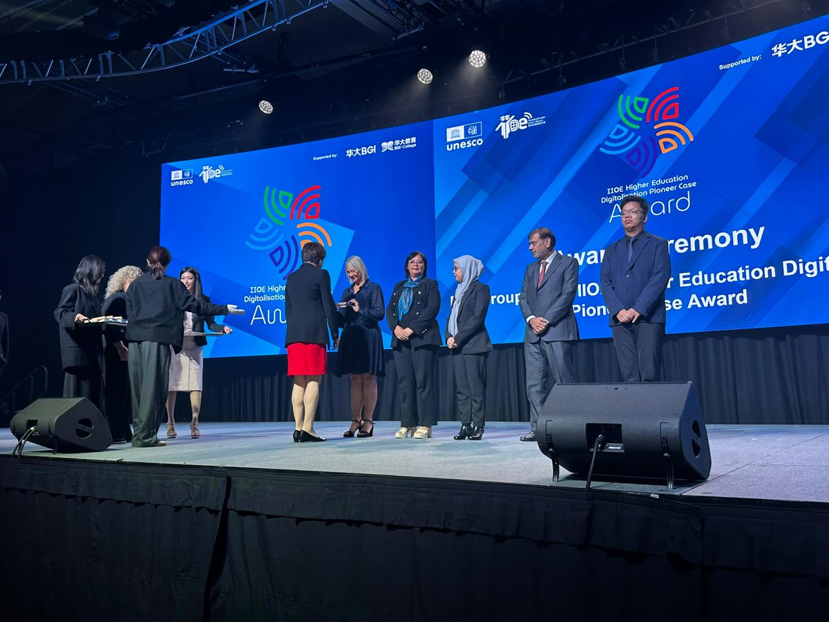 La UCV gana un premio internacional por capacitar a sus docentes con tecnologías de vanguardia tinyurl.com/7rbymv36