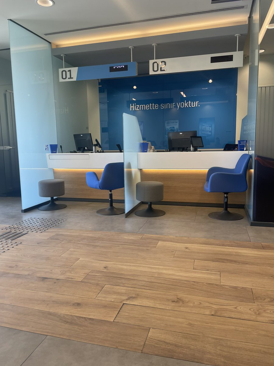 hizmette sınır yokmuş 10 kişi sırada beklerken çalışanlar ortada yok <a href="/YapiKrediHizmet/">Yapı Kredi Hizmet</a> <a href="/YapiKredi/">Yapı Kredi</a>