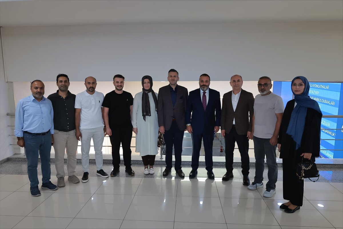 İlçe Başkanımız Sn. Ayhan Üşdi, Kadın Kolları Başkanımız Sn. Gülten Bozer, Gençlik Kolları Başkanımız Sn. Yusuf Öz ve  İlçe Başkan Yardımcılarımız, Belediye Başkan Yardımcımız Sn. Murat Selim Kurt’u ziyaret ederek görevinde başarılar diledi.