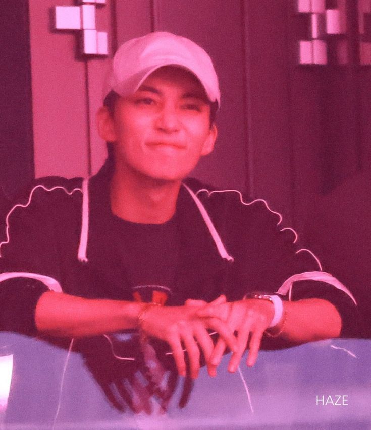 this is also him in the concert 😭😭