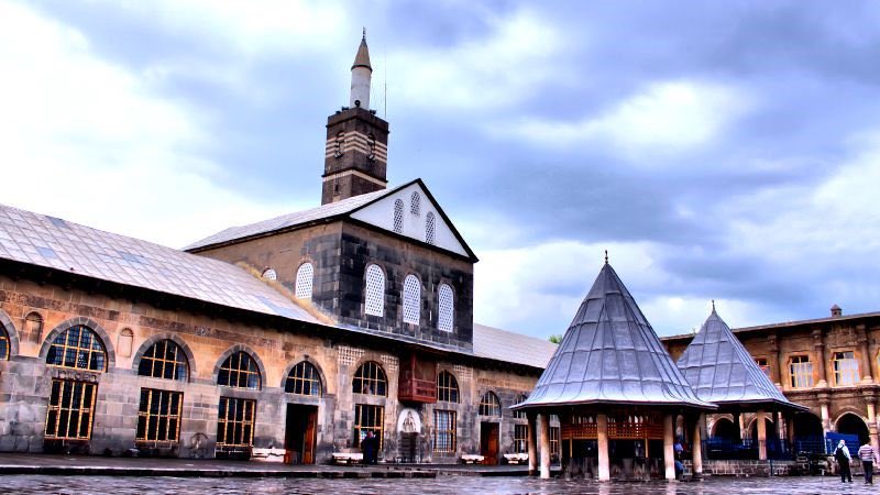 Qendîla Mewludê li alema Îslamê û li temamê gelê me pîroz be. Em hêvî dikin ku ev qendîl bibe wesîleya aramî û aştiyê.