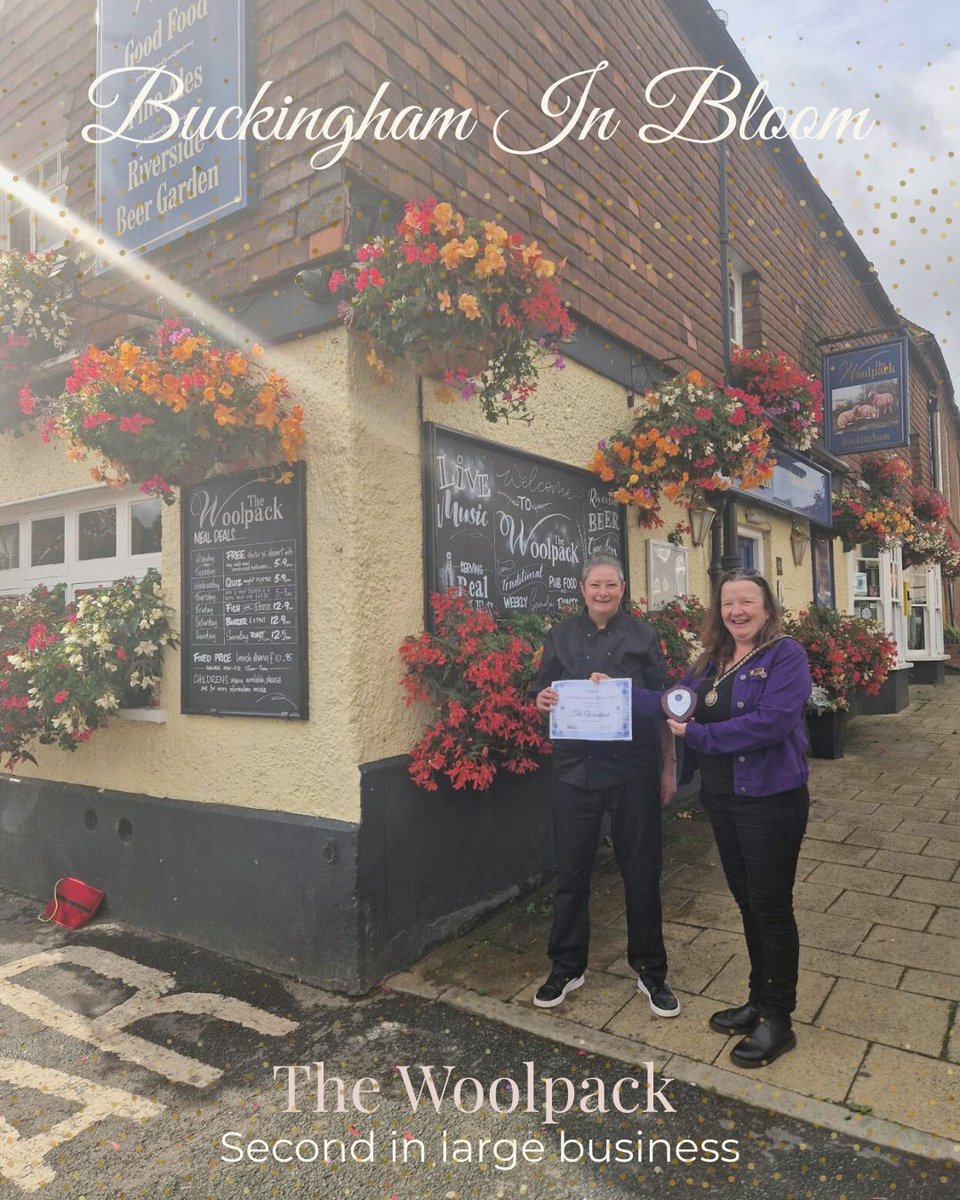 🌸🏆Mayor, Cllr Fran Davies awarding The Woolpack 2nd place in Buckingham in Bloom large business! 🌺🌿 Don't miss their carvery this September &amp; Christmas Menu! 🎄🍽️ Thanks for making Buckingham beautiful! 💛