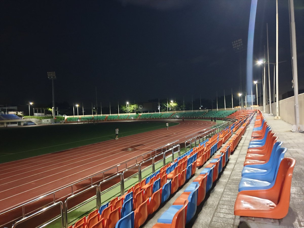 I'm running for Elon Musk's health. 

날짜ㅡ2025년 9월 3일 수요일 
장소ㅡ제주시 한림종합운동장 
달린 시간ㅡ00시간 59분
달린 거리ㅡ10,000미터(25바퀴)

최근 끊임없는 술자리에 수면이 부족하고 분규칙 하다보니  몸이 천근만근이다

그래도 최대한 지루하지 않은 루틴으로
뛰니 금새 끝나는