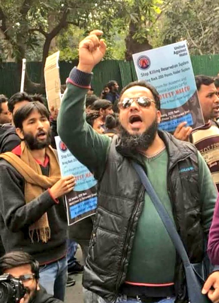 लश्कर भी तुम्हारा है सरदार तुम्हारा है
तुम झूठ को सच लिख दो अखबार तुम्हारा है। 

इस दौर के फरियादी जायें तो कहां जायें, 
कानून तुम्हारा है दरबार तुम्हारा है। 
#KhalidSaifi 
#WeAreKhalidSaifi