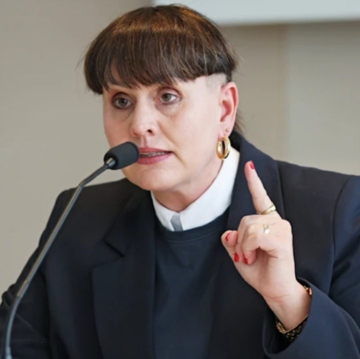 Provinzposse, wird zur Grundsatzdebatte: Tino Chrupalla (AfD) hat seiner Heimatstadt Bad Muskau 4000 € überwiesen. Statt Jubel gibt es Streit. Problempony-
Linken-Politikerin Neuhaus-Warenberg empfiehlt das Geld nicht anzunehmen, weil es von "Demokratiefeind:innen" kommt 🤦🏼‍♀️