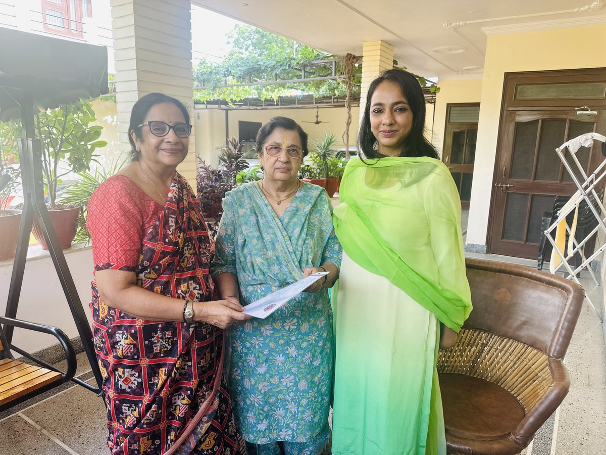 vibhamathur10's tweet image. पूर्व विधायक, वरिष्ठ कांग्रेस नेता @suchitraarya जी  से मुलाकात कर उन्हें पूर्व मुख्यमंत्री शिवचरण माथुर जी और स्वतंत्रता सेनानी व महिला आश्रम की पूर्व अध्यक्ष श्रीमती सुशीला देवी माथुर जी की मूर्ति अनावरण कार्यक्रम और श्री शिवचरण माथुर विकास एवं सेवा संस्थान के कार्यालय के…