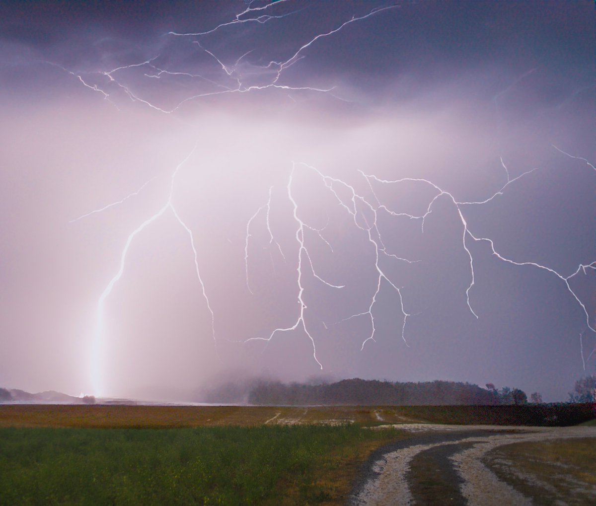 WetterOnline's tweet photo. Was für ein beeindruckendes Bild eines Gewitters über Wetzlar am 27.08.2025.

📷 Ahmed Alahdab 

#wetzlar #gewitter #blitz #regen #blitzunddonner #unwetter #stormyweather #heavyrain #extremeweather #gewitterliebe https://t.co/IwVq04SSww