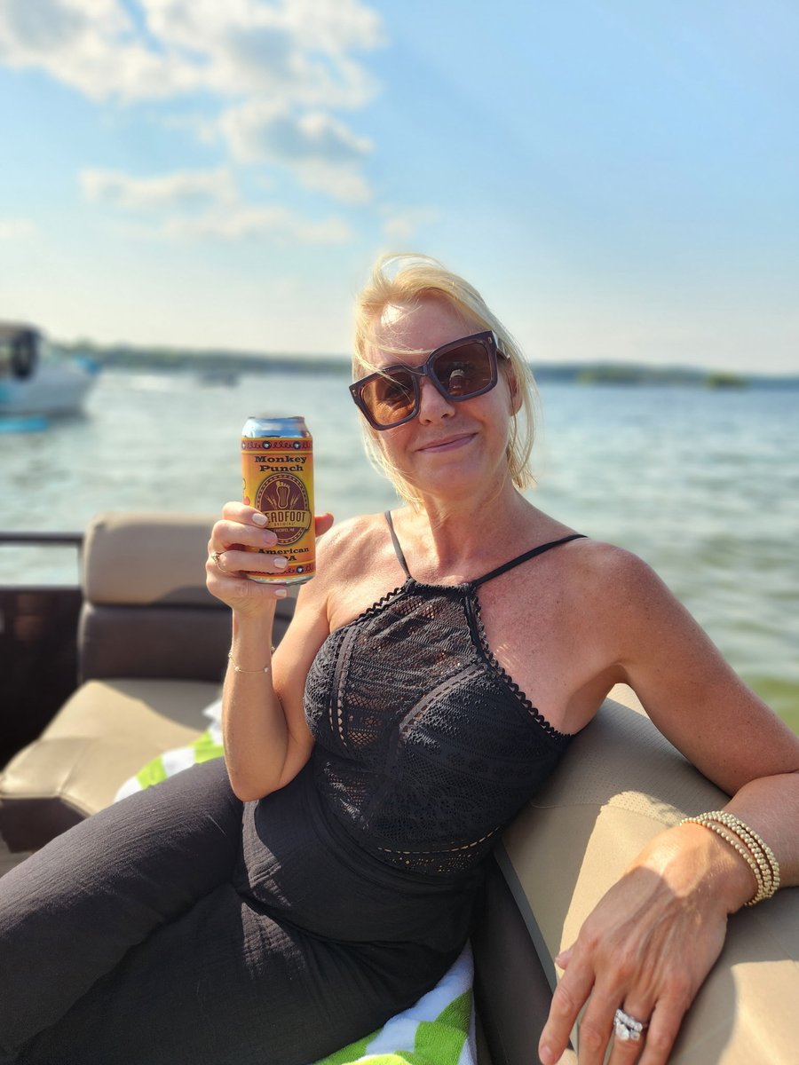 The season might be slipping away, but the boat beers aren’t going anywhere. #Findthefoot on Lake Winnipesaukee, New Hampshire. 🍻
