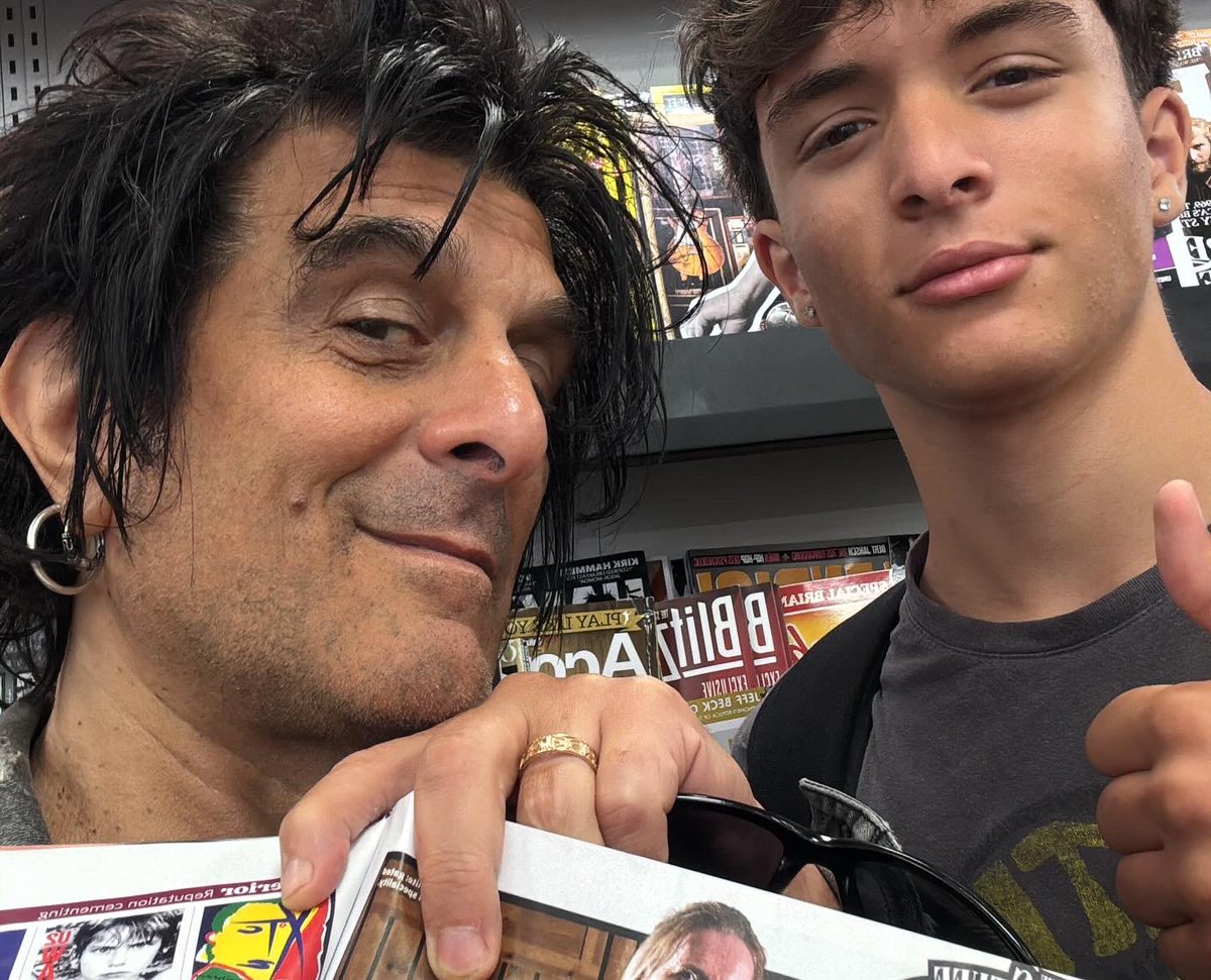 SteveConteNYC's tweet photo. Our pal #SteveLillywhite featured in Classic Rock mag this month! My son Zia & I saw it in Barnes & Noble this morning…and Lillywhite hasn’t seen Zia since he was six months old! Thanks to Steve for hooking me up w/ #AndyPartridge …
#XTC #SteveConte #ZiaConte https://t.co/lEKiS3PKmm