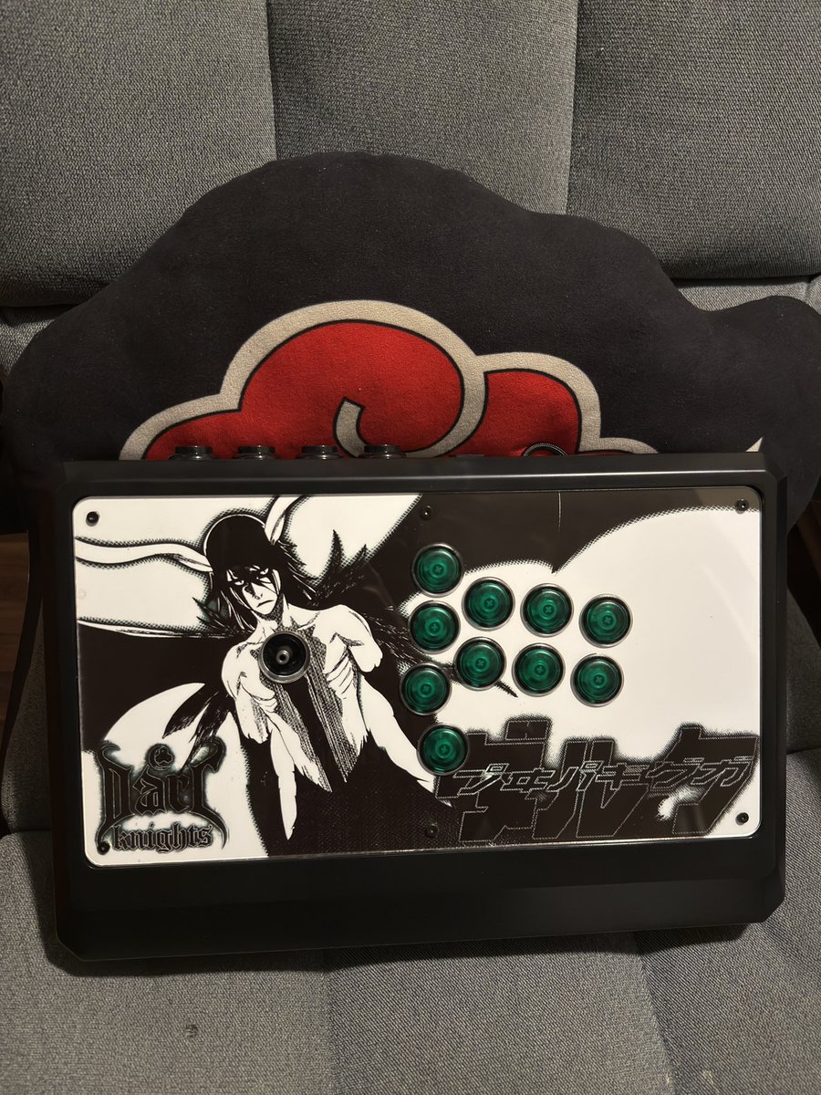 My first ever custom arcade stick from <a href="/ist_mall/">IST MALL</a>, thank you so much! 🦈🦈🦈

This is by far the coolest stick I’ve ever owned 😭💚
(The stick as Ulquiorra heart is so cool) 

Artwork: <a href="/Rudy03_/">Rudy</a> 
Buttons: <a href="/punkworkshop_us/">PUNK WORKSHOP US</a> (V1)
