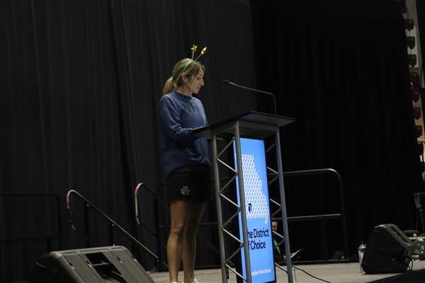 StephenHall_PR's tweet image. Via @officialsps: “SPS Teacher of the Year is a finalist for Missouri Teacher of the Year; Danielle O’Neil teaches physical education at @sherwoodsps&quot; – bit.ly/3JDCbh8. #SPSProud #TeamSPS #WhatWeDoMatters #MoTOY 🎉