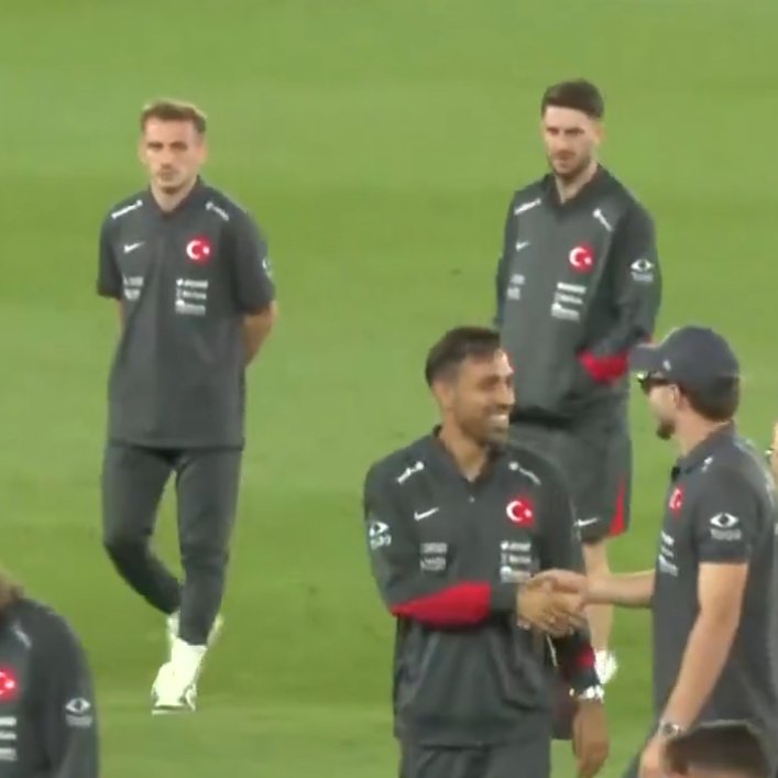 Bakışlara bak, sinsilik hasetlik kıskançlık ne ararsan var adamda