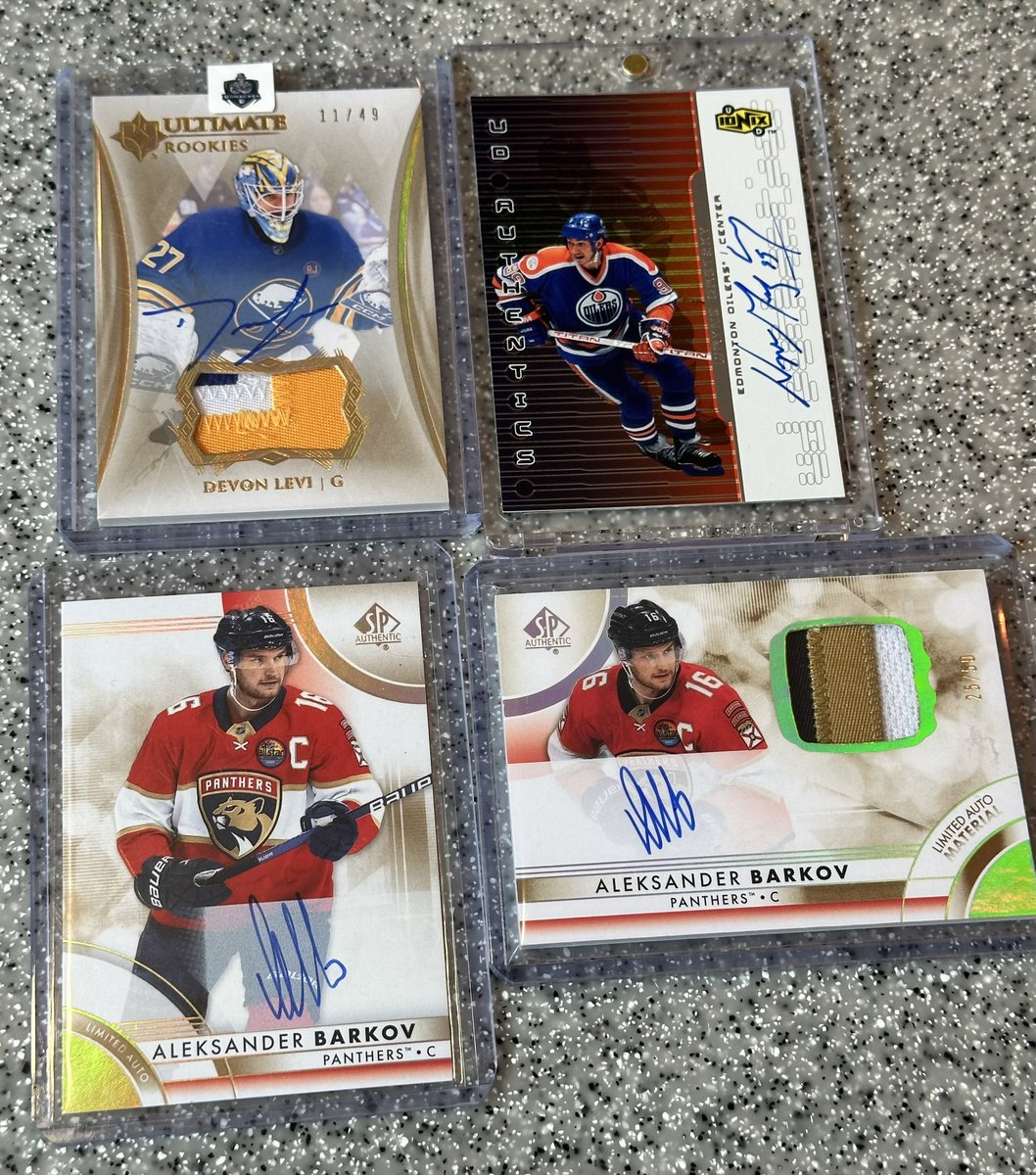 danvincent78's tweet image. Mail catchup and next stack sale….

A little mail catchup from around the holiday weekend.  

Thank you to @ctflyersfan79 for the easy deal on the Barkovs, @Cruisedad8 for the gorgeous Gretzky Cup auto and the rangers/Howe card, and goatheadcards on IG for the sweet Sabres…