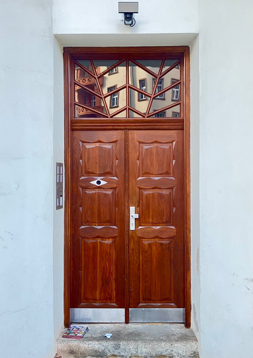 Repasované dubové dveře s kubistickým ornamentem v nájemním domě v Brně, kol. r. 1925. Dub, použitý při výrobě, byl a je stále nejdražší materiál. Ovšem při správné péči je prakticky nezničitelný.