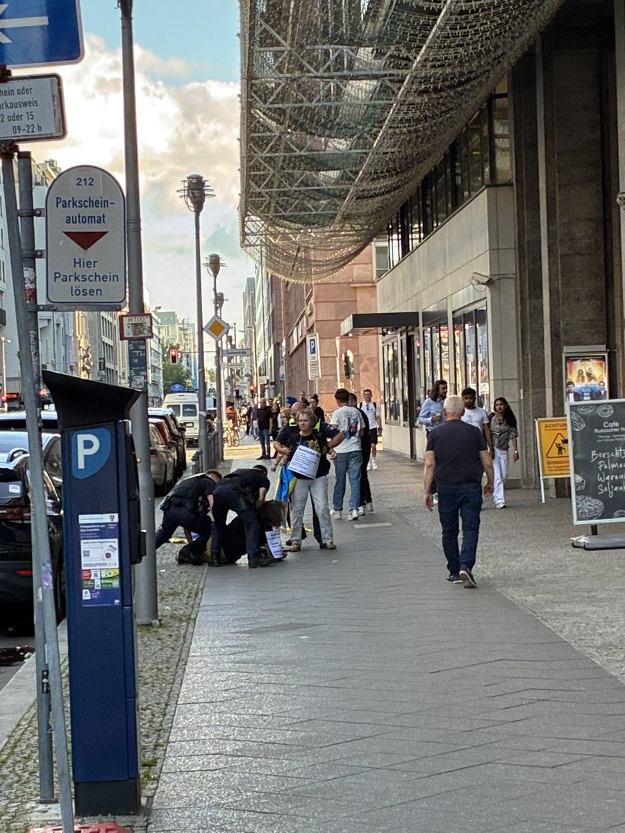 schlummerm's tweet photo. @HenryLindo123 wird von der @polizeiberlin zu Fall gebracht. Was ist da schon wieder los? https://t.co/AQjyhXM6Xo