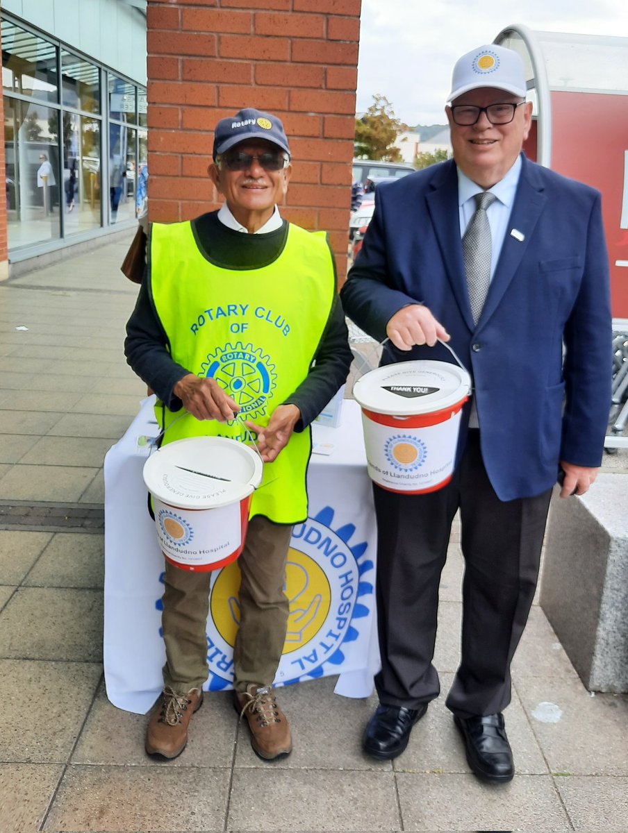 Rotary Llandudno were out collecting with the Friends of Llandudno Hospital charity this weekend. 
Thanks to your generosity at Parc Llandudno we raised almost £500 to support local patients and staff.
More info: https:// friendsofllandudnohospital.org.uk