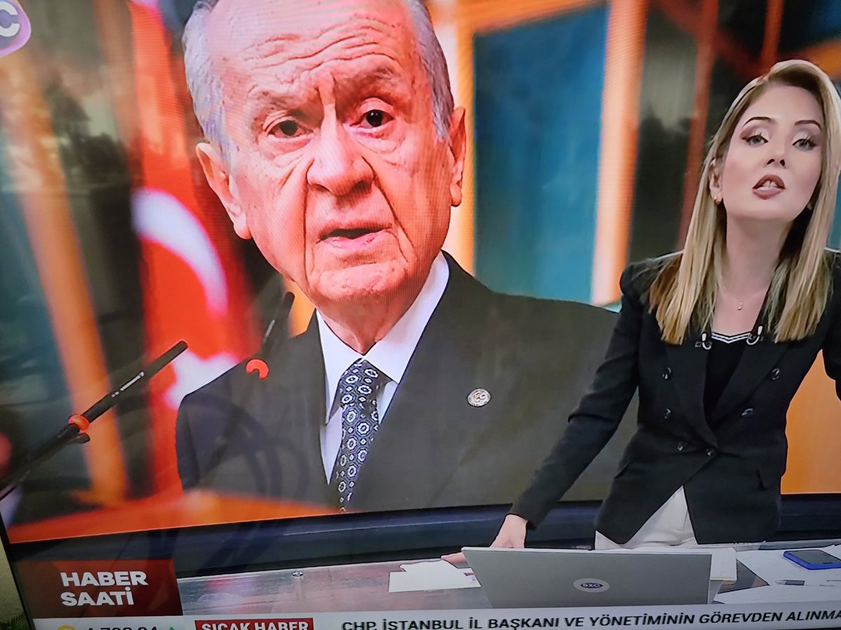 CHP havlu atmış diyor bunak Özgür Özel mecliste yanına gidip pis elini tuttun CHP li vekiller sırayla foto çektirdiniz canlı cenaze ile aldınızmı dersinizi ermeni bunaktan.