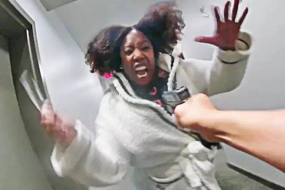 MostlyPeaceful's tweet photo. It’s actually insane how every single body cam video looks exactly like this https://t.co/OY382gw4EU