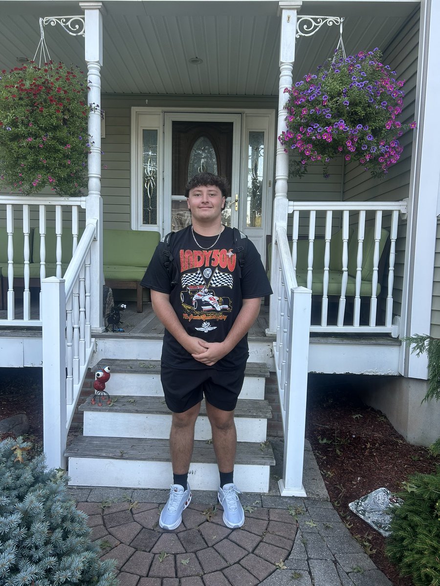 reneeboslet's tweet photo. And then there was one….. first day of Junior year for my newborn baby 😳 https://t.co/2f2hOQkRMs