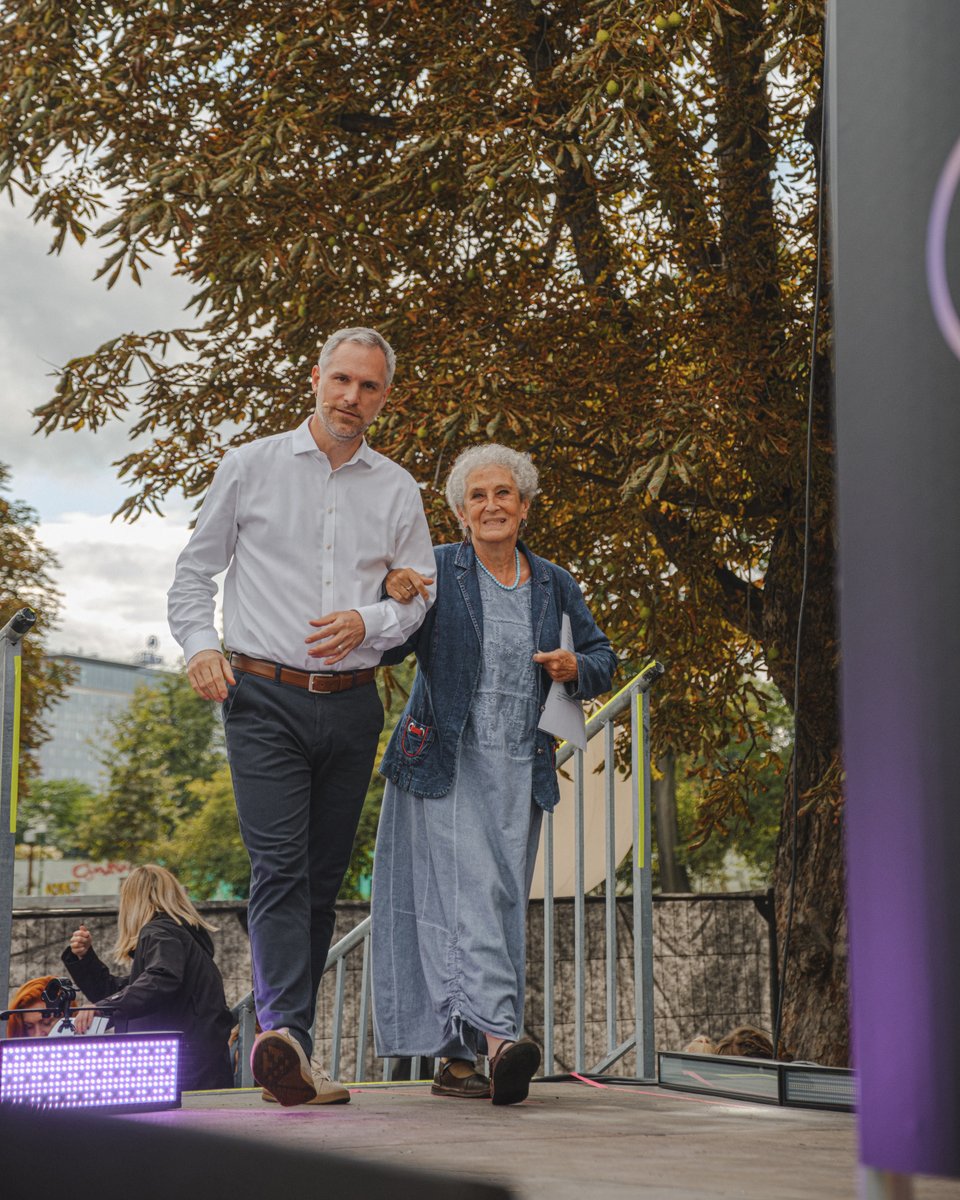 „Mám největší starost o nerozhodnuté voliče. Aby nevolili rasisty nebo někoho, kdo ohrožuje demokracii. Já volím Piráty, jsou mladí, aktivní a mám pocit, že jim mohu důvěřovat.“

Věra Roubalová Kostlánová,
signatářka a poslední mluvčí Charty 77

Děkujeme, moc si toho vážíme! ☺️