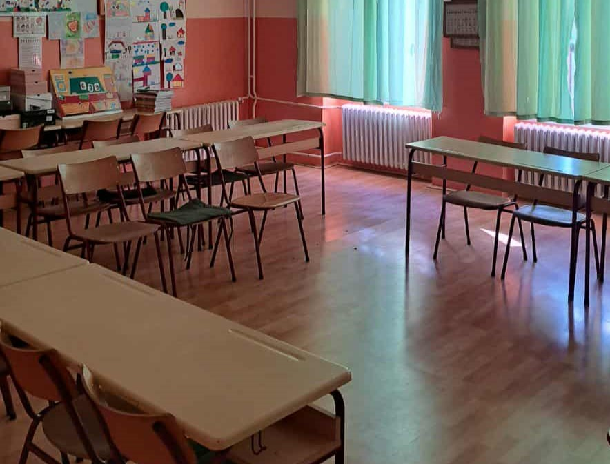 MaculiMirjana's tweet photo. Novi Kozarci kraj Kikinde danas 0 učenika u školi‼️‼️
Sećate se naše učiteljice Sanjekoju su otpustili  napravivši veštački višak učitelja spojivši 1. i 2. razred?  Danas roditelji nisu pustili NIJEDNO dete u školu!!! 
Neće SNS krojiti sudbinu naše dece!
https://t.co/e7iUlQvG96 https://t.co/5cMNNgih2H