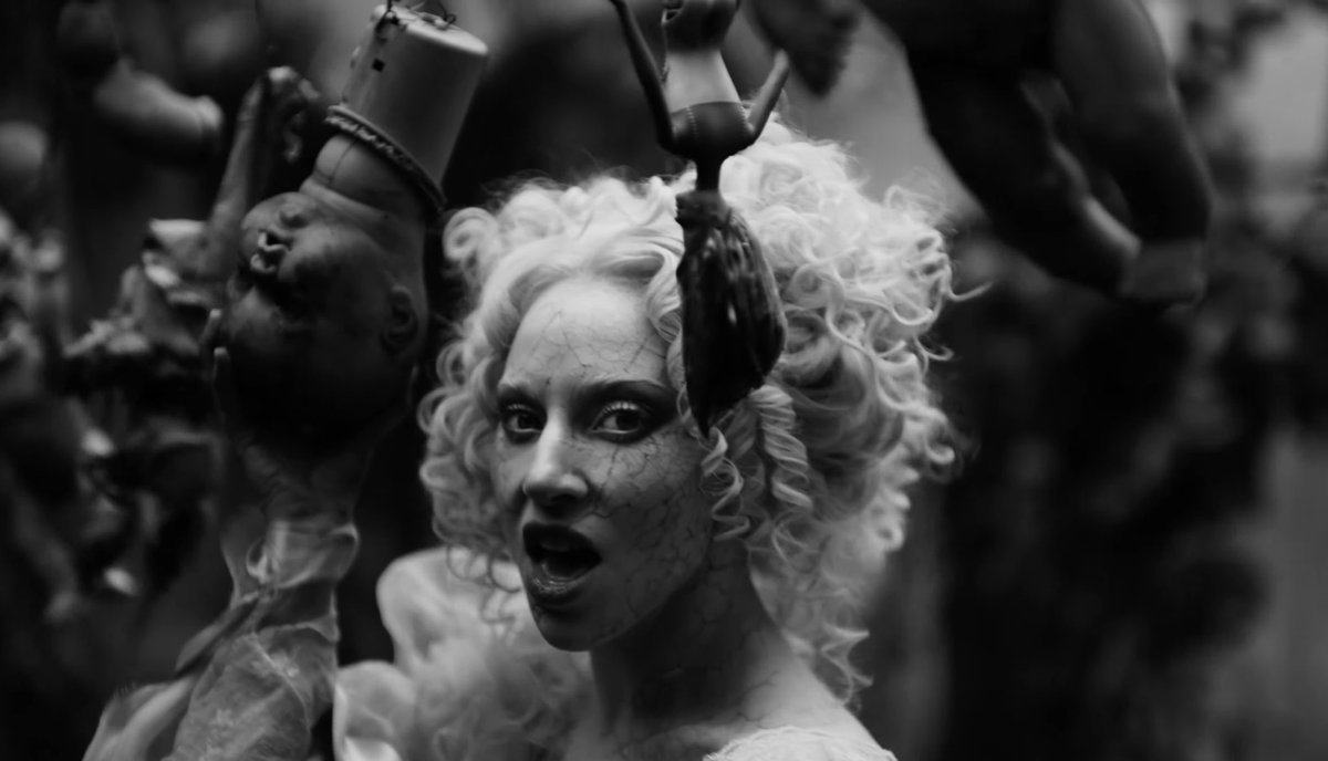 LMonsterReacts's tweet photo. DEAD DANCE VICEO??? THE CINEMATOGRAPHY???? HER CLOSE UPS???? SHE LOOKS SO GORGEOUS!!! GOD BLESS YOU TIM BURTON!!! https://t.co/iMHQ3d3xT0