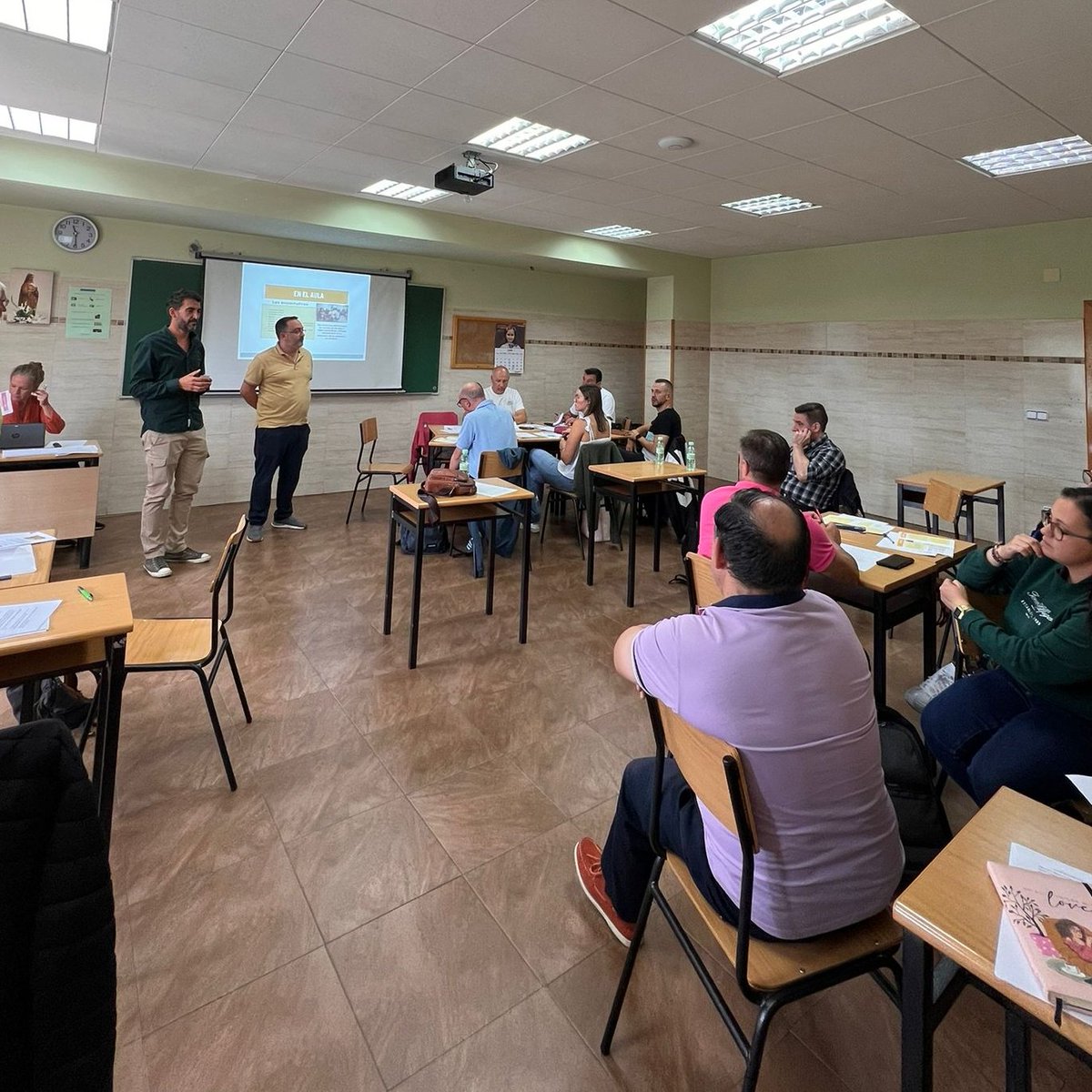 ➡️ Hoy el profesorado de #FP nos hemos reunido en León con los compañeros de <a href="/JesuitasBurgos/">Colegio La Merced - Jesuitas Burgos 🧡</a> y <a href="/Revillagigedo1/">REVILLAGIGEDO</a> para seguir formándonos en:
🤝 Mentoría en proyectos intermodulares.
✨ Claves de la pedagogía ignaciana en Grado Básico.

Un encuentro para aprender y crecer juntos.
👇