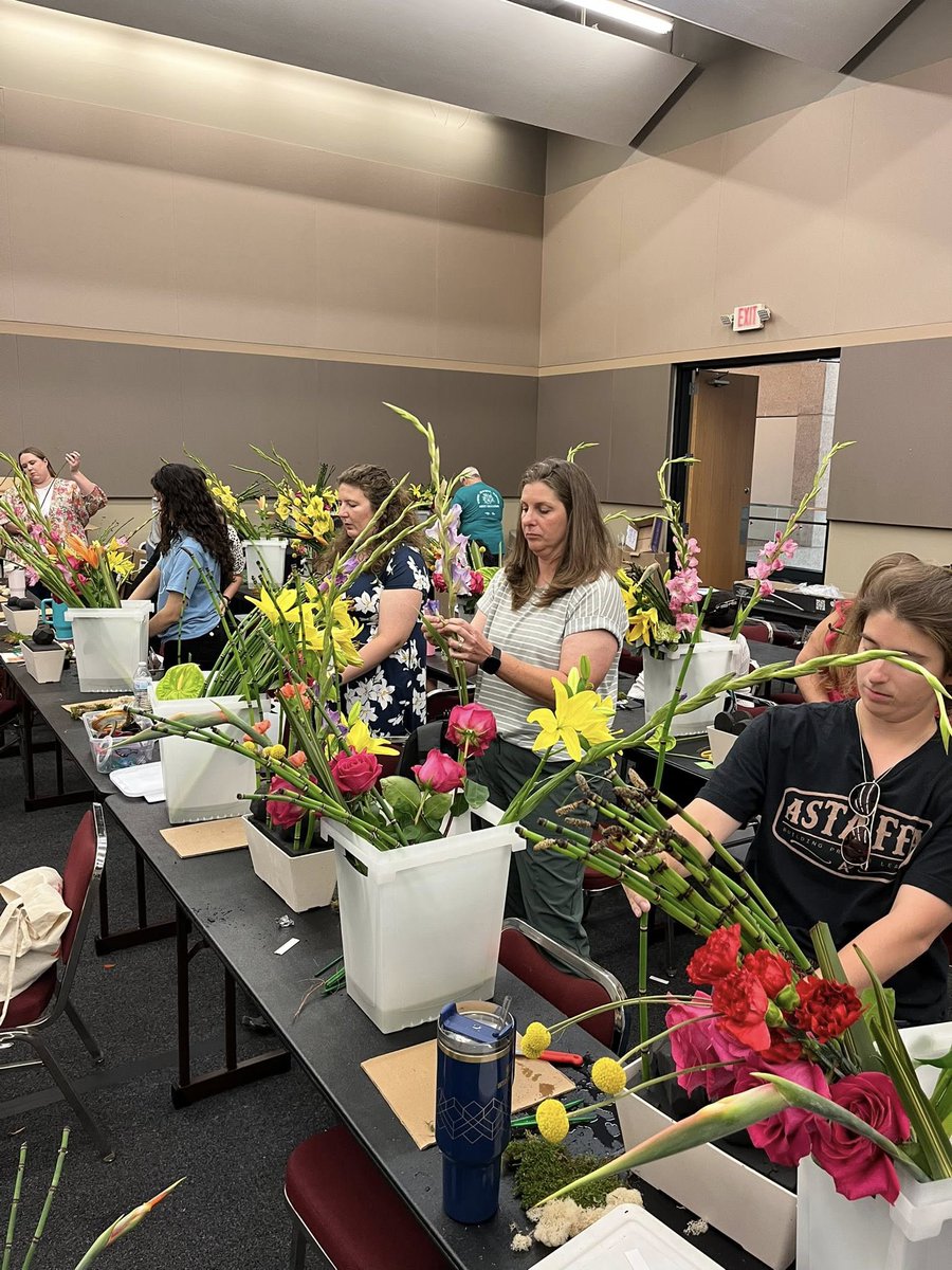 Had an amazing time with TSFA + Southern Floral at the ATAT Conference 🌸 Big thanks to all the volunteers + the Southern Floral team for the smooth support, and to Susan Weatherford for being the best! Until next time, Texas 🌵❤️ #floristlife #oasisfloralproducts