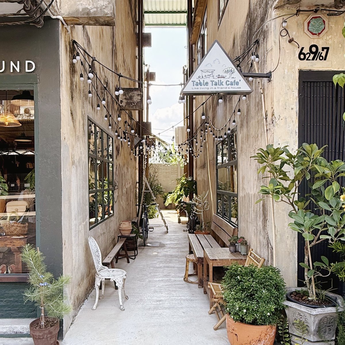 thonburian's tweet image. ดีใจจังที่แถวบ้านมีสเปซดีๆ แบบนี้ เค้ายังไม่ได้ตั้งชื่อ แต่ฉันขอเรียกว่ามันคือ “เวิ้งชิคๆแห่งย่านบางขุนนนท์” ไปก่อนก็แล้วกัน มีร้านมู้ดดีๆ อยู่ในนั้น

เวิ้งนี้เกิดจากการรวมตัวของกลุ่มเพื่อนที่ช่วยกันเปลี่ยนตึกเก่าให้กลายเป็นคอมมูนิตี้เล็กๆ 

#ธนบุเรี่ยนรีวิว #รีวิวฝั่งธน