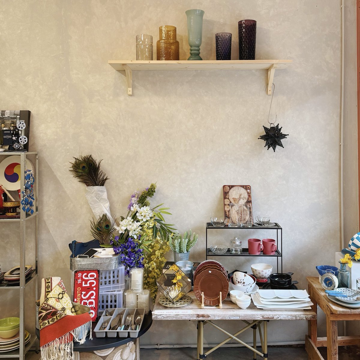 thonburian's tweet image. ดีใจจังที่แถวบ้านมีสเปซดีๆ แบบนี้ เค้ายังไม่ได้ตั้งชื่อ แต่ฉันขอเรียกว่ามันคือ “เวิ้งชิคๆแห่งย่านบางขุนนนท์” ไปก่อนก็แล้วกัน มีร้านมู้ดดีๆ อยู่ในนั้น

เวิ้งนี้เกิดจากการรวมตัวของกลุ่มเพื่อนที่ช่วยกันเปลี่ยนตึกเก่าให้กลายเป็นคอมมูนิตี้เล็กๆ 

#ธนบุเรี่ยนรีวิว #รีวิวฝั่งธน