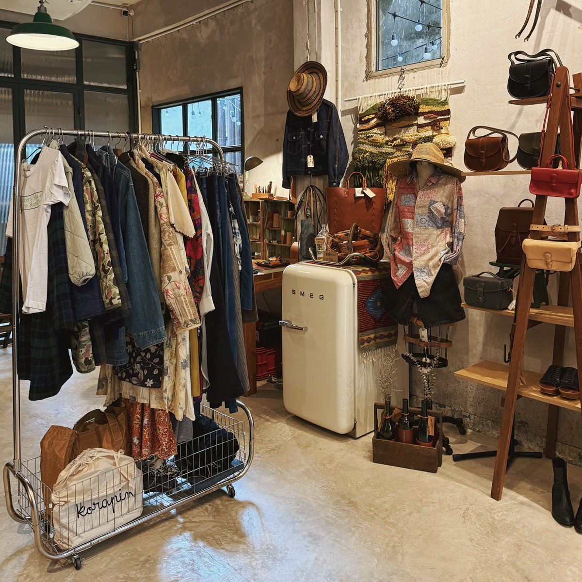 thonburian's tweet image. ดีใจจังที่แถวบ้านมีสเปซดีๆ แบบนี้ เค้ายังไม่ได้ตั้งชื่อ แต่ฉันขอเรียกว่ามันคือ “เวิ้งชิคๆแห่งย่านบางขุนนนท์” ไปก่อนก็แล้วกัน มีร้านมู้ดดีๆ อยู่ในนั้น

เวิ้งนี้เกิดจากการรวมตัวของกลุ่มเพื่อนที่ช่วยกันเปลี่ยนตึกเก่าให้กลายเป็นคอมมูนิตี้เล็กๆ 

#ธนบุเรี่ยนรีวิว #รีวิวฝั่งธน