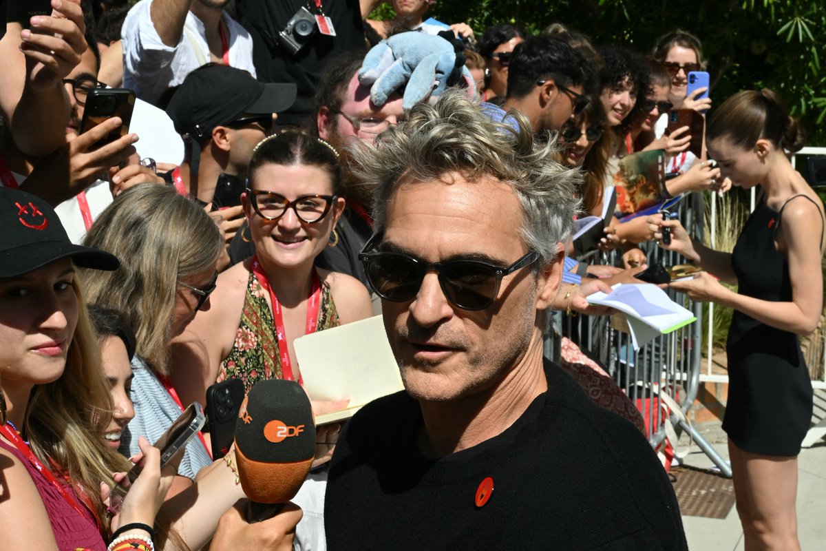jphoenixbrasil's tweet photo. 📸❤️ Joaquin Phoenix atendendo fãs hoje no festival de cinema de Veneza.

Joaquin Phoenix e Rooney Mara compareceram ao Festival de Cinema de Veneza, na Itália, para promover o filme "The Voice Of Hind Rajab". Joaquin e Rooney são produtores do filme. https://t.co/O8Nqc9cD6c