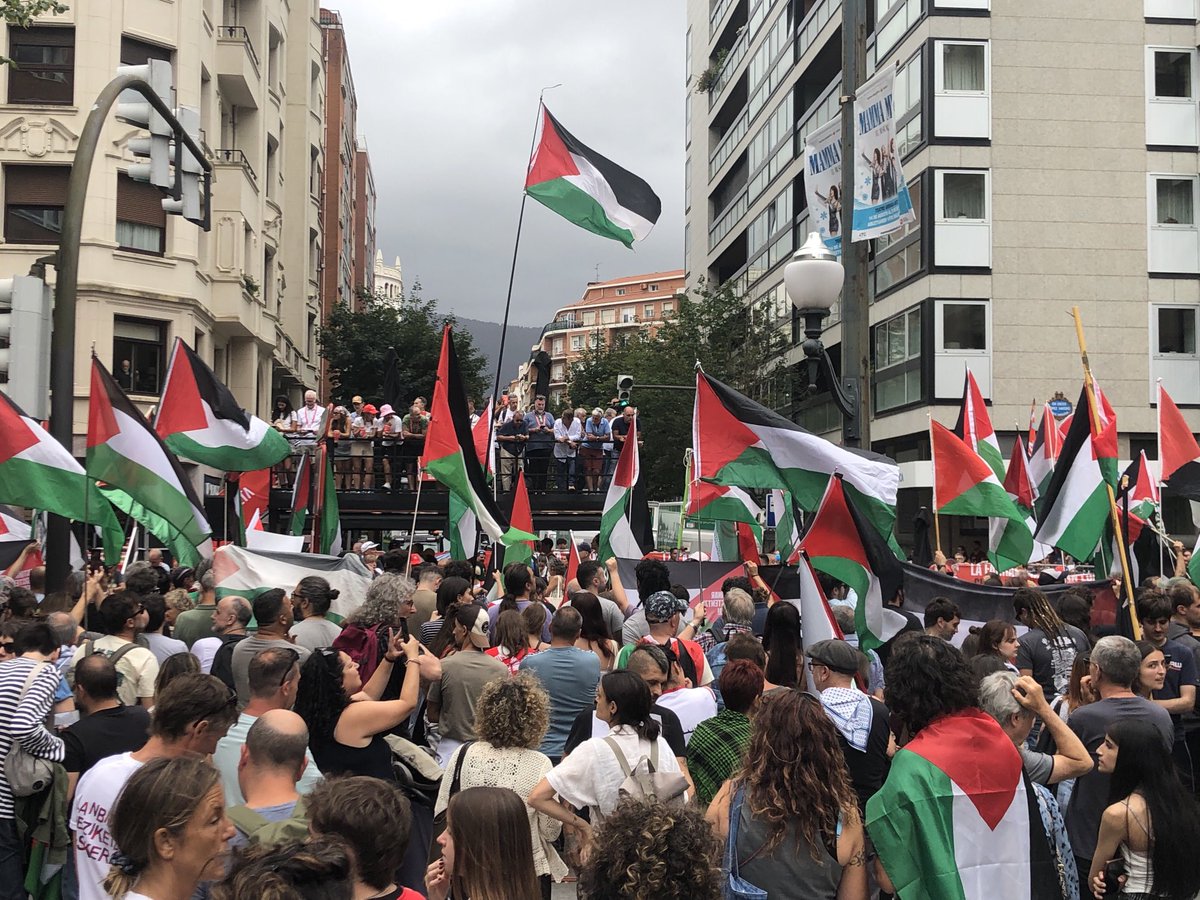 lerelelol's tweet photo. Orgullosa de mi pueblo 💪💪

Dicen que no ha habido ganador en la etapa de hoy, Jajajjajajaj , de la vuelta ciclista  #LaVuelta25 en #Bilbao, Jajajjajajaj… ha ganado Palestina ❤️❤️❤️ https://t.co/TInUJiJUBc