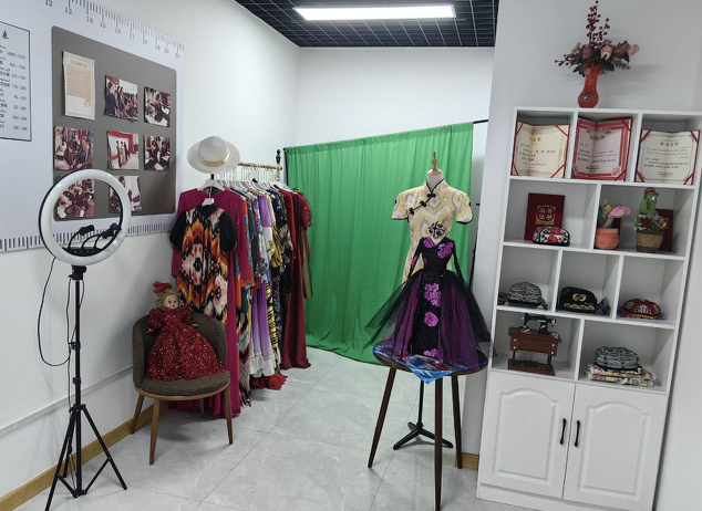 Türkiye'den gazeteciler, Çin’in davetiyle Uygur Özerk Bölgesi’ne gitti:

🔺Baskı iddialarının gerçeği yansıtmadığını vurguladılar, “toplama kampları”ndan bahsetmediler.

📹’Turnike ve yüz tanımayla girilen' mahalleyi görüntülediler.

🔺Mahalle muhtarlıklarında TikTok videosu