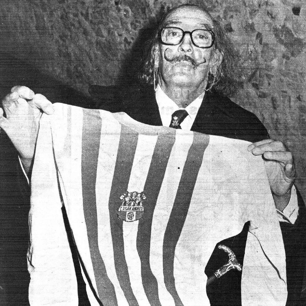 We've all heard of creative ways that football clubs have raised money to stay afloat.

But getting a world-famous artist to create a custom piece has to be the most unique.

This is how a Salvador Dalí painting saved a football club from extinction.

🧵THREAD