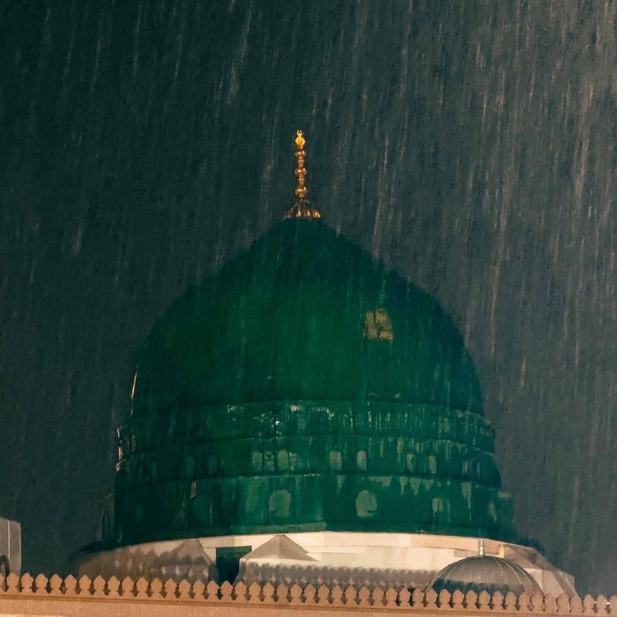 Mevlid Kandili duası : 
“Allah’ım bize, ‘inşallah olur’ diye dua edip hayalini kurduğumuz her şeyin, ‘çok şükür oldu’ sevincini yaşat.”