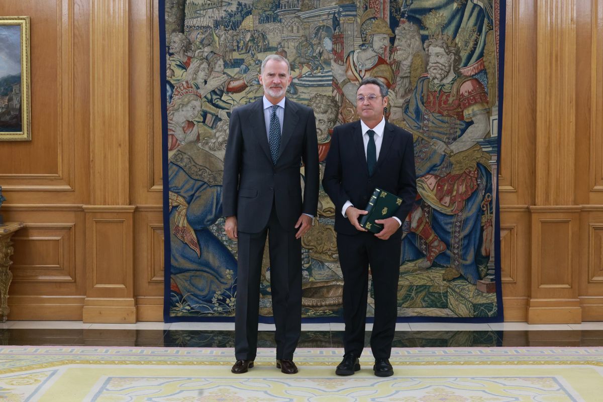 👑 El Rey Felipe VI recibió hoy en audiencia a Álvaro Garcia Ortíz, previo a la apertura del año judicial.
Con gesto serio y estrictamente protocolario, el Monarca cumplió con su deber pese a la situación excepcional: el primer Fiscal General procesado en la historia de España.