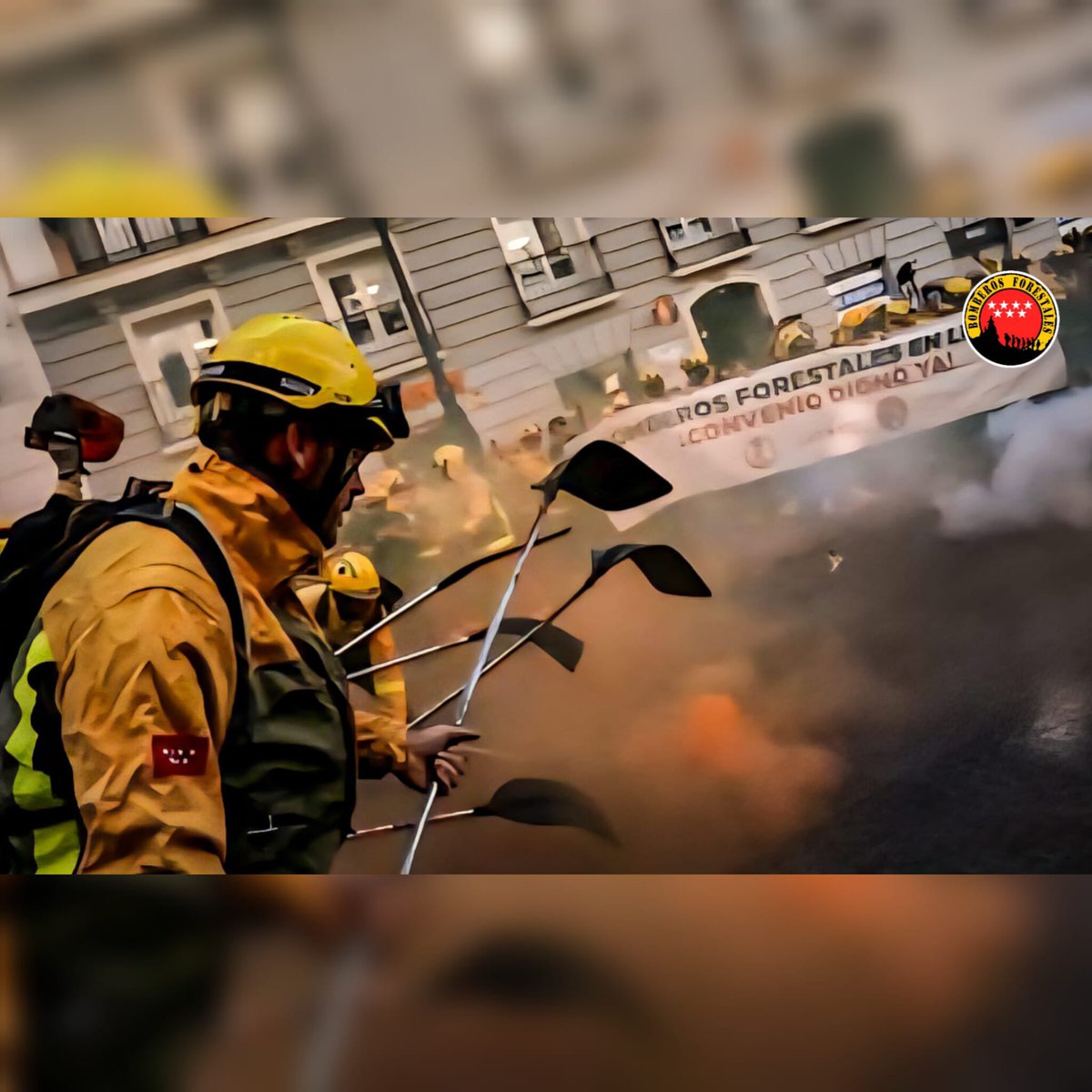 BBFFMadrid's tweet photo. Los #BomberosForestalesCM se han concentrado esta mañana en las puertas de @Haciendagob para reclamar que se desbloquee la negativa al @Grupo_Tragsa de negociar un convenio. https://t.co/Deo8vpCq9F
