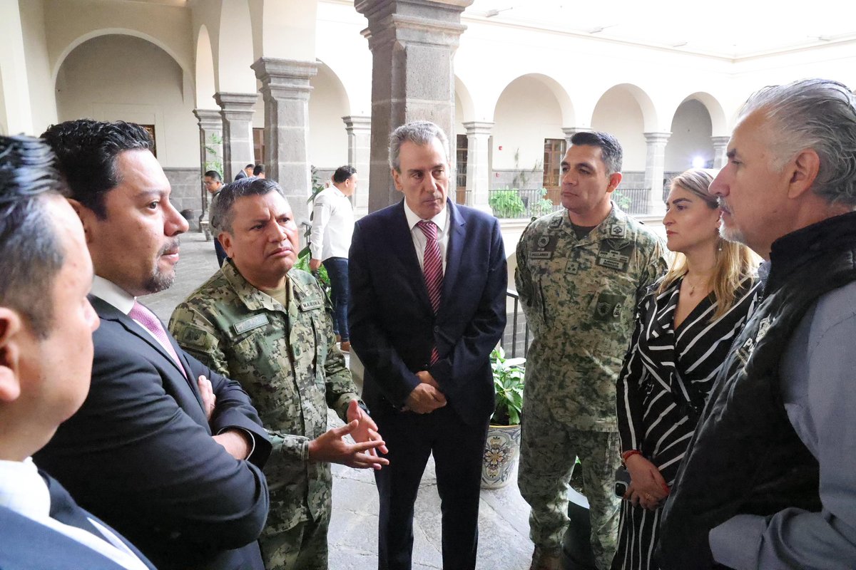armentapuebla_'s tweet photo. Construimos #Paz con #Bienestar🕊️

Nos reunimos en la Mesa de Coordinación Estatal para la Construcción de la Paz 👮🏻‍♀️👮🏻‍♂️, donde trabajamos bajo la estrategia de nuestra presidenta, la Dra. @Claudiashein, para garantizar la tranquilidad de las familias poblanas. 🫂

#PorAmorAPuebla 
#PensarEnGrande