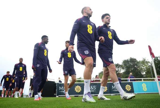 Declan Rice and Jarrod Bowen walk out to training