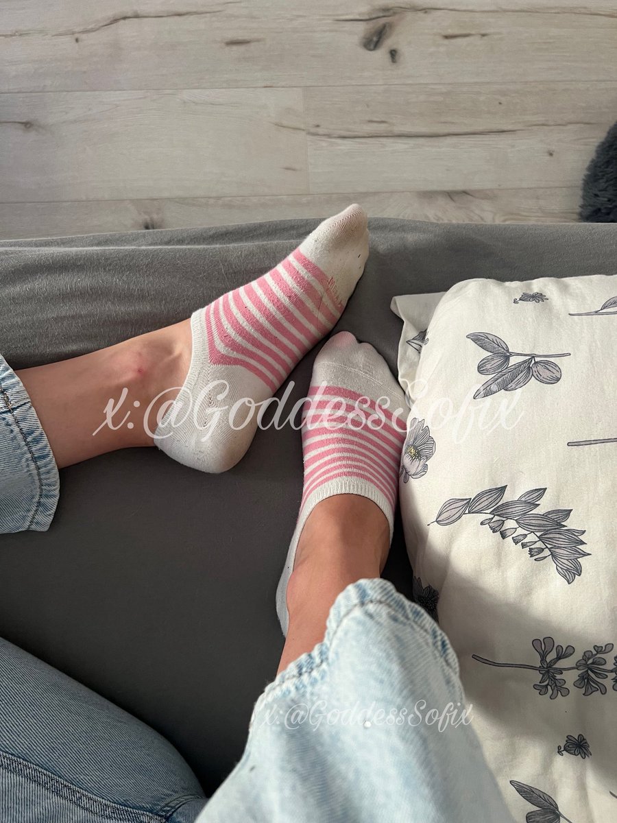 Leżę wygodnie, a ty znów utknąłeś na szczególe, który doprowadza cię do szału. Te paski, ta zwyczajność… a jednak wszystko w nich przypomina ci, że nawet w najprostszej wersji mam władzę nad twoimi myślami.🧦💸

I’m lying here comfortably, while you’re once again fixated on a