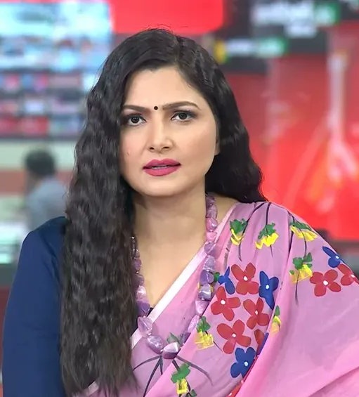 राजद शेरनी प्रियंका भारती ने paw paw की परी का मुँह बंद करा दिया एकदम.

चित्रा त्रिपाठी - आजकल राहुल गाँधी तेजस्वी के ज्यादा गले पडे हुए हैँ, उनको समझाइये.

प्रियंका भारती - देखिये गले मिलना और गले पड़ना तो कोई मोदीजी से सीखे.
आजकल चीन जाकर सबके जबरदस्ती गले पड़ रहें हैँ और हा हा