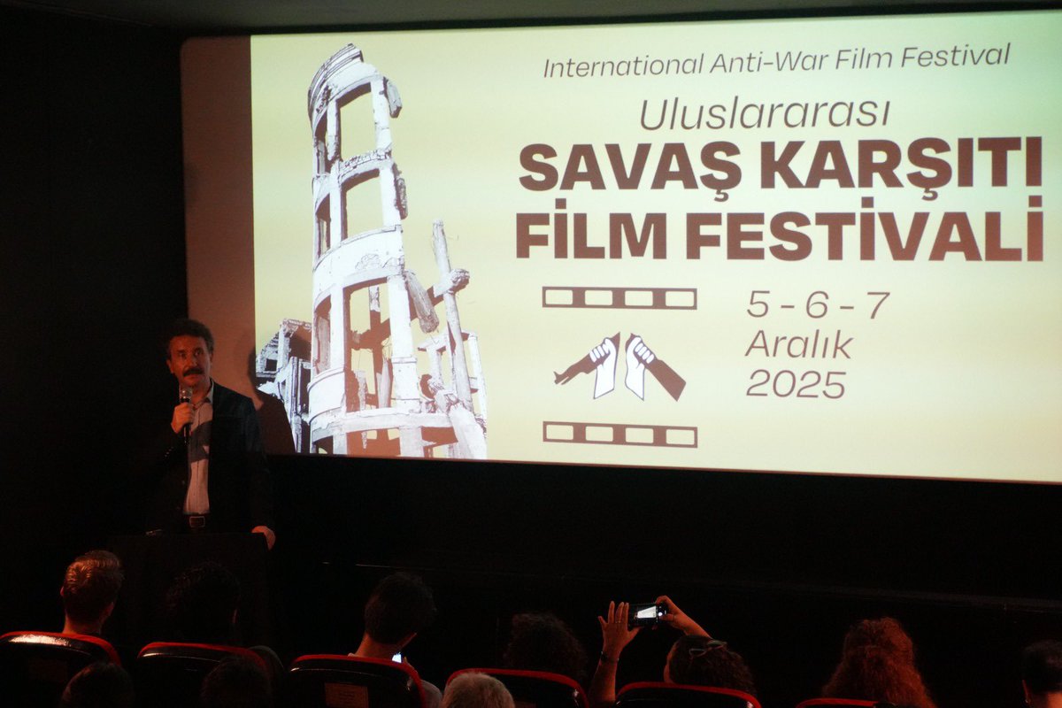 uskffestivali's tweet photo. 1 Eylül Dünya Barış gününde Kadıköy Sineması’nda büyük bir heyecan ve katılımla lansmanımızı gerçekleştirdik!

Salona sığmayan, gönülden destekleyen ve bizimle olan tüm sinema severler ve savaş karşıtlarına teşekkürler!

Film başvurularımız internet sitemiz ve Freeway üzerinden devam etmektedir.