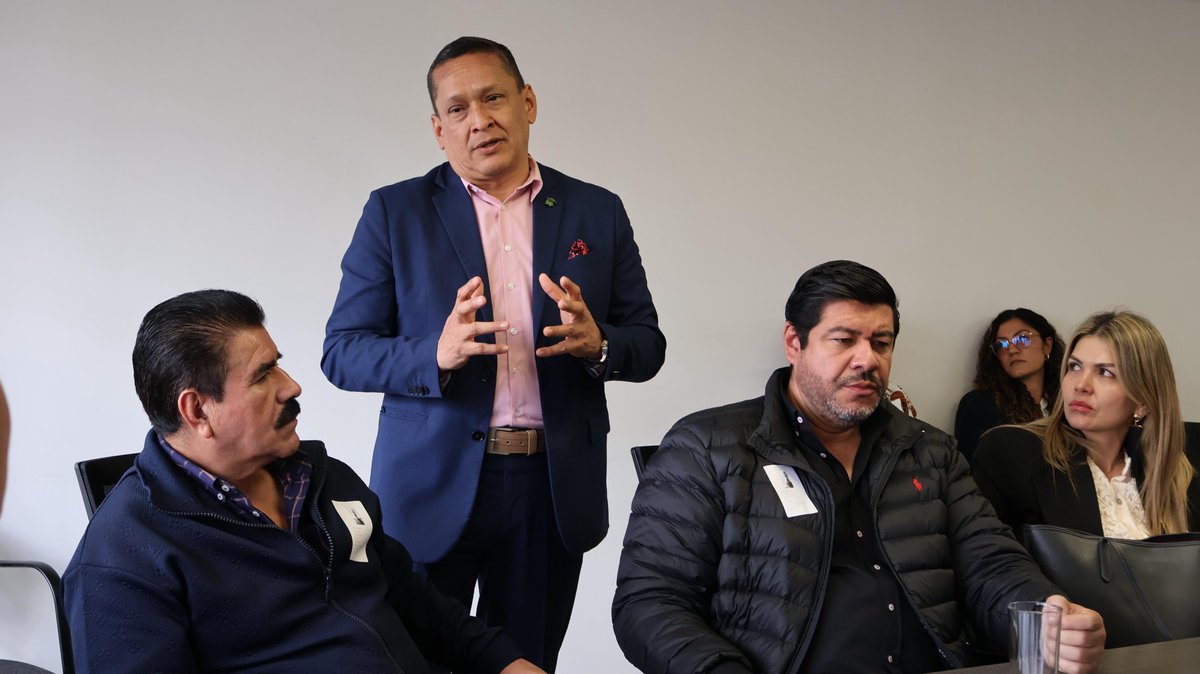 La ministra <a href="/HelgaMaRivasAr/">HelgaMa_ Rivas Ardila</a> se reunió con el representante a la <a href="/CamaraColombia/">Cámara de Representantes de Colombia</a>, <a href="/HugoArchilaS/">HUGO ARCHILA</a>, y el equipo de la <a href="/AlcYopal/">Alcaldia De Yopal</a>, liderado por el alcalde Marco Tulio Ruiz, para revisar proyectos en materia de agua y saneamiento básico.