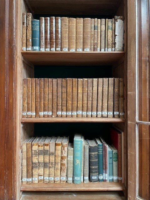 📚 Have you got any books from Plantation House tucked away in your collection? We’d love to welcome them back! Returning borrowed books helps keep our library thriving and accessible for all. They are identified by a stamp or a label such as that below.