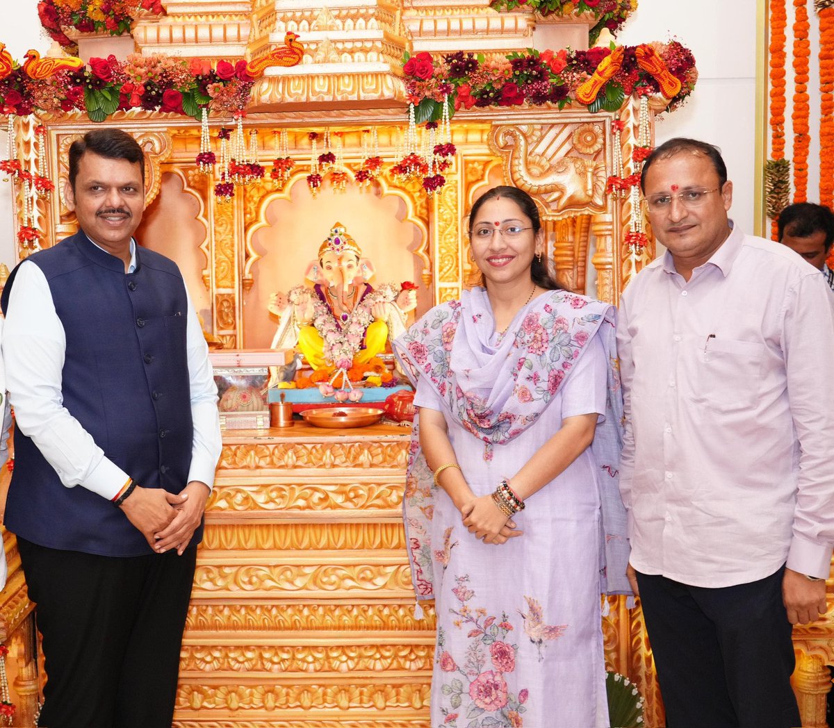 snehadubepandit's tweet photo. 📍 वर्षा निवासस्थान,मलबार हिल, मुंबई
🗓️ दिनांक ०३ सप्टेंबर २०२५

“गणरायाच्या कृपेने  महाराष्ट्रात सुख-समृद्धी आणि प्रगतीचा दिवा सदैव प्रज्वलित राहो”

महाराष्ट्र राज्याचे लोकप्रिय, अभ्यासू व लोकाभिमुख मुख्यमंत्री मा. ना. श्री. देवेंद्र सरिता गंगाधरराव फडणवीस साहेब यांच्या  शासकीय “वर्षा” निवासस्थानी  विराजमान गणपती बाप्पाचे आज मनोभावे दर्शन घेतले.

गणरायाच्या चरणी वसईकरांसह संपूर्ण महाराष्ट्राच्या सुख-समृद्धी, निरोगी आयुष्य आणि उज्ज्वल भविष्यासाठी प्रार्थना केली.

“महाराष्ट्राचे सर्वांचे लाडके, जनतेच्या विश्वासाचे ��्रतीक – देवाभाऊ”

@Dev_Fadnavis  @CMOMaharashtra 
#GanpatiDarshan #SnehaDubePandit #MLA #VASAI  #VarshaResidence #CMDevendraFadnavis #VasaiMLA
#गणपतीदर्शन  #वर्षानिवासस्थान #मुख्यमंत्रीदेवेंद्रफडणवीसजी #संघर्षकन्या #वसई
