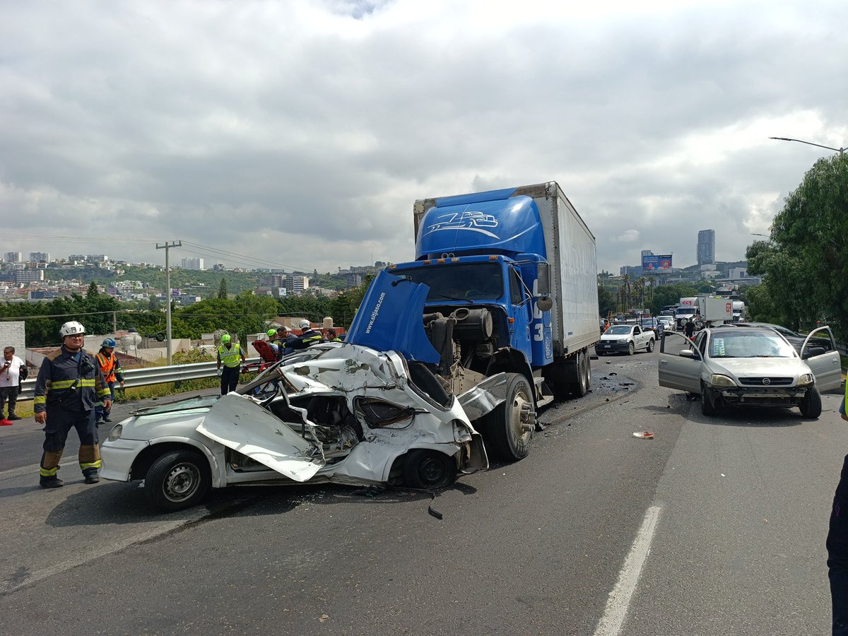 Un muerto y 14 lesionados es el saldo de fuerte accidente vial en centrales de la 57 dirección Celaya a la altura del Estadio