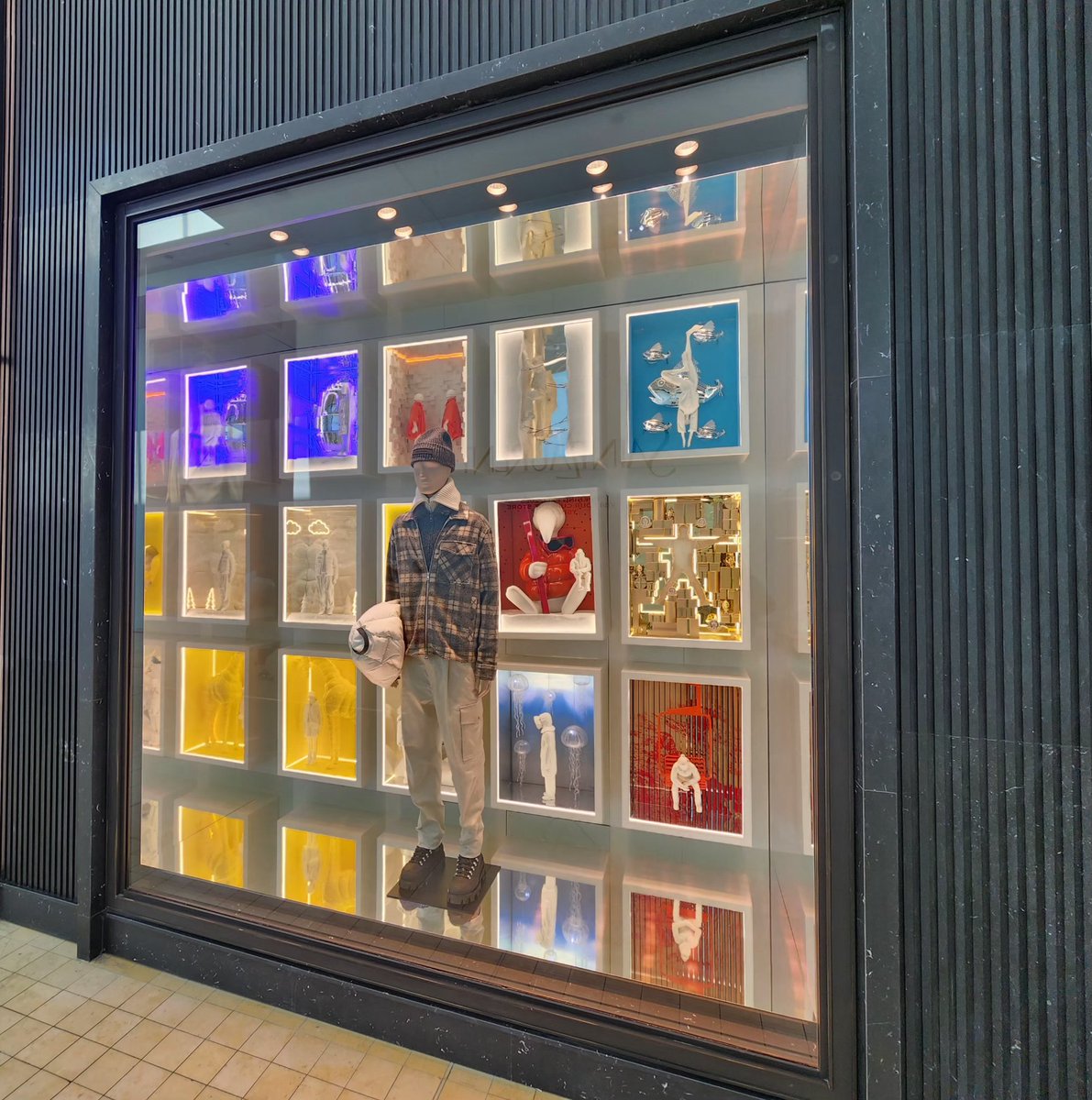 5w4v3r's tweet image. Imagine a world where each frame on this display tells a story everyone can interact with...crazy idea. #spatialweb #augmentedreality #arglasses ##digitaltwins @MetaQuestVR @Moncler @OVRtheReality